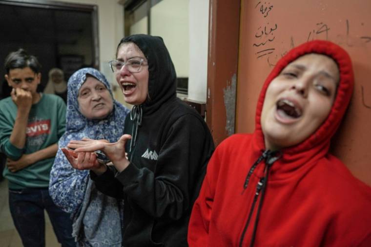 Des femmes attendant des nouvelles de leurs proches blessés dans un bombardement israélien sur le centre de la bande de Gaza, dans un hôpital de Deir el-Balah le 22 avril 2024 ( AFP / - )