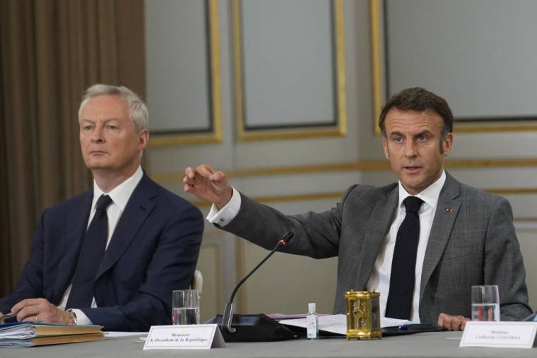Bruno Le Maire et Emmanuel Macron, le 21 juillet 2023, à Paris ( POOL / CHRISTOPHE ENA )
