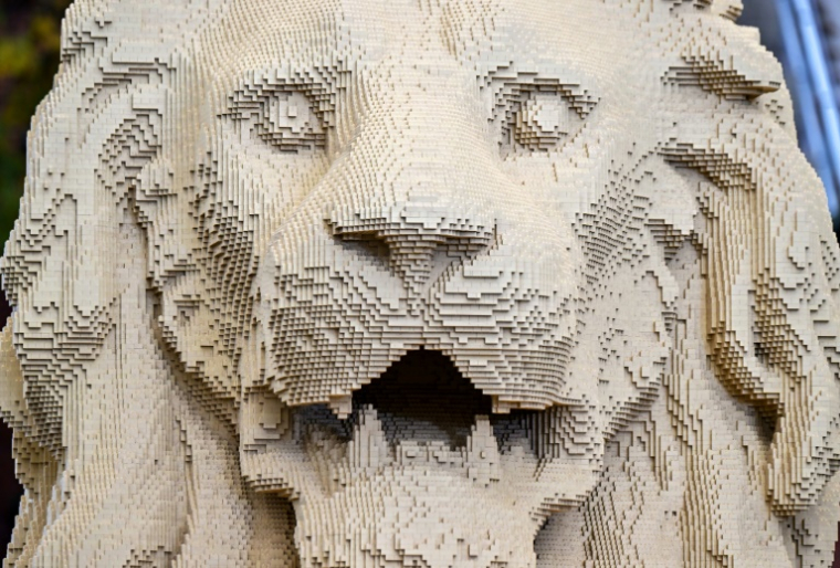 Une tête de lion en Lego, reproduisant une statue d'un des ponts les plus anciens de Budapest, réalisée par l'artiste hongrois Balazs Doczy, le 28 octobre 2024 en Hongrie ( AFP / ATTILA KISBENEDEK )