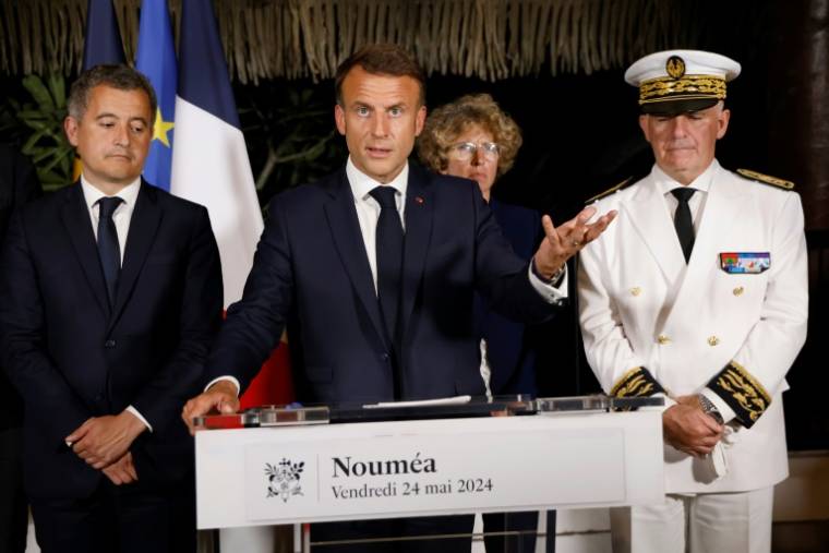 Le président Emmanuel Macron (C) s'exprime le 23 mai 2024 à Nouméa aux côtés du ministre de l'Intérieur Gérald Darmanin (G) et du Haut-commissaire de la République en Nouvelle-Calédonie Louis Le Franc ( POOL / Ludovic MARIN )