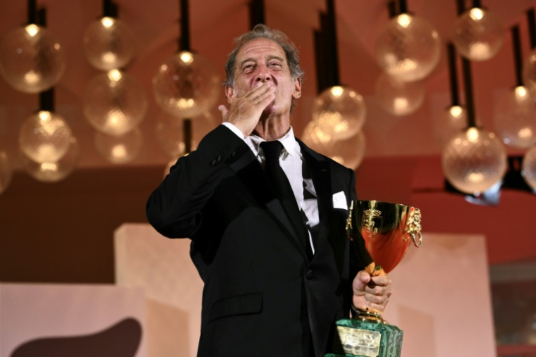 L'acteur français Vincent Lindon reçoit le prix d'interprétation masculine à la Mostra de Venise pour son rôle dans "Jouer avec le feu", le 7 septembre 2024  ( AFP / Marco BERTORELLO )