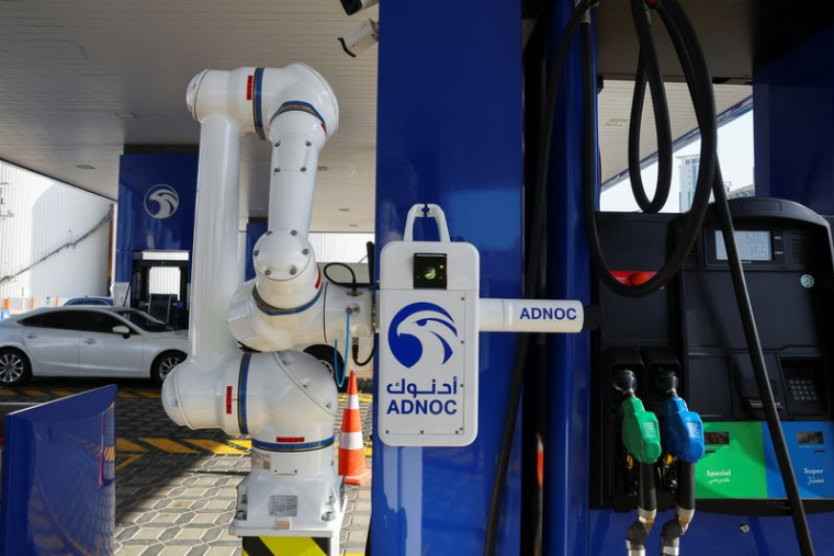 Un pilote de bras de ravitaillement robotisé est photographié lors d'une démonstration à la Compagnie Nationale de Pétrole d'Abu Dhabi (ADNOC)