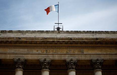 Un drapeau français flotte sur le Palais Brongniart, l'ancienne Bourse de Paris