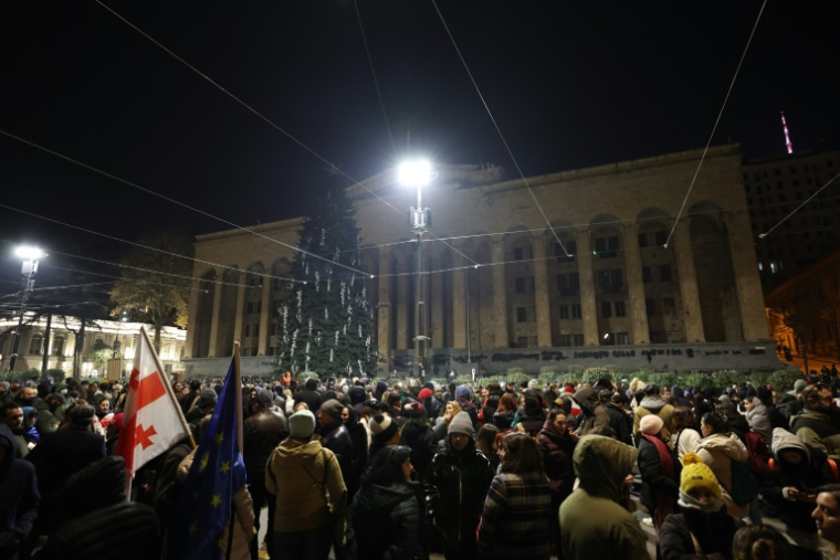 Des manifestants anti-gouvernement devant le Parlement à Tbilissi, en Géorgie, le 9 décembre 2024 ( AFP / Giorgi ARJEVANIDZE )