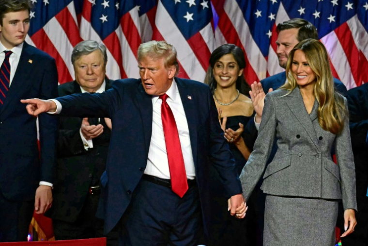 Donald Trump célèbre sa victoire à la présidentielle, le 5 novembre 2024 à West Palm Beach (Floride) ( AFP / Jim WATSON )