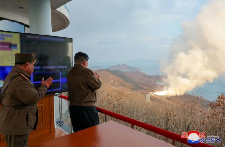 Photo publiée le 20 mars 2024 par l'agence officielle KCNA montrant le dirigeant nord-coréen Kim Jong Un en train d'assister à un essai d'un moteur à combustible solide, sur le site de lancement de satellites de Sohae, dans la province du Pyongan du Nord ( KCNA VIA KNS / STR )