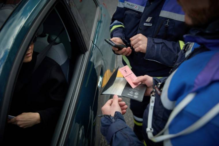 Un automobiliste contrôlé par la police à Paris, le 28 mars 2024 ( AFP / Kiran Ridley )