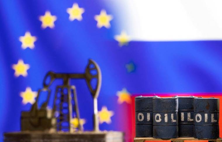 Illustration de modèles de barils de pétrole et un cric de pompe devant les couleurs des drapeaux de l'UE et de la Russie
