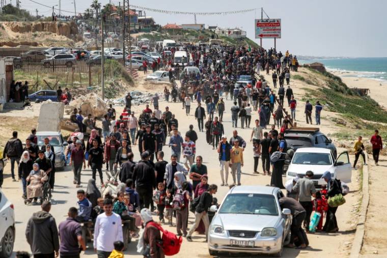 Des milliers de Palestiniens marchent sur la route côtière de la bande de Gaza en espérant regagner le nord, le 14 avril 2024 ( AFP / - )
