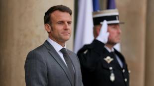 Le président Emmanuel Macron sur le perron de l'Elysée, le 2 mai 2024 à Paris ( AFP / Thomas SAMSON )