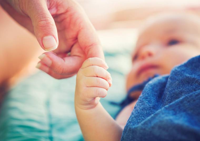La prestation d’accueil du jeune enfant permet de bénéficier d’une prime à la naissance ou à l’adoption. crédit photo : Shuuterstock