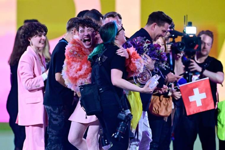 Nemo et son équipe après la victoire de la Suisse à l'Eurovision, le 12 mai 2024 à Malmö, en Suède ( AFP / Tobias SCHWARZ )