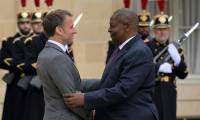 Le président Emmanuel Macron (g) reçoit son homologue centrafricain Faustin-Archange Touadéra à l'Elysée, le 17 avril 2024 à Paris ( AFP / Bertrand GUAY )