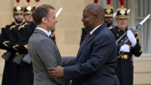 Le président Emmanuel Macron (g) reçoit son homologue centrafricain Faustin-Archange Touadéra à l'Elysée, le 17 avril 2024 à Paris ( AFP / Bertrand GUAY )