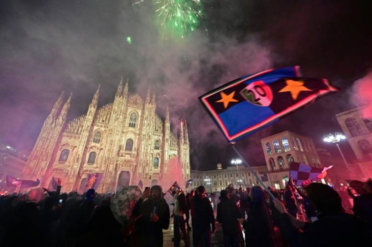 Les supporters de l'Inter Milan fêtent devant la cathédrale de la ville le 20e titre de champion d'Italie du club, remporté après une victoire (2-1) cnotre l'AC Milan le 22 avril 2024 ( AFP / Piero CRUCIATTI )