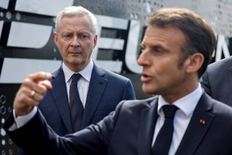 Le président Emmanuel Macron (d) et le ministre de l'Economie Bruno Le Maire en déplacement à Bergerac, le 11 avril 2024 en Dordogne ( POOL / Ludovic MARIN )