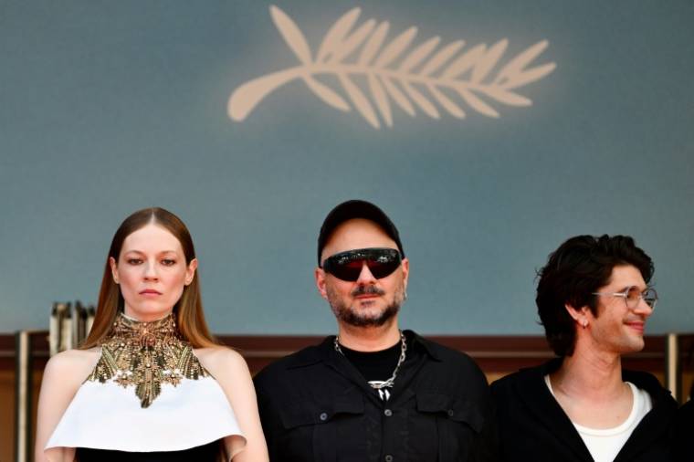 (GàD) L'actrice russe Viktoria Miroshnichenko, le réalisateur russe Kirill Serebrennikov et l'acteur britannique Ben Whishaw, le 19 mai 2024 à Cannes  ( AFP / CHRISTOPHE SIMON )