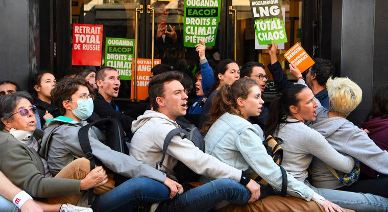Le 25 mai, des militants du mouvement Climat ont bloqué l'accès à l'assemblée générale de TotalEnergies, devant la salle Pleyel à Paris, pour demander la mise à l'arrêt des projets d'expansion du groupe et son retrait de Russie. (© AFP)