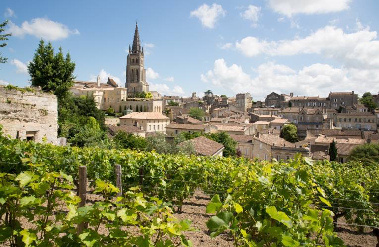 Saint-Emilion, royaume des grands vins et des grandes tables (Crédits photo : Shutterstock)