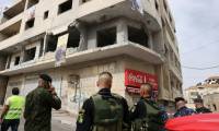 Des policiers palestiniens devant l'immeuble où l'armée israélienne a détruit le logement d'un Palestinien, accusé d'avoir commis un attentat en novembre 2022, le 8 juin 2023 à Ramallah ( AFP / AHMAD GHARABLI )