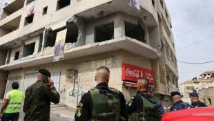 Des policiers palestiniens devant l'immeuble où l'armée israélienne a détruit le logement d'un Palestinien, accusé d'avoir commis un attentat en novembre 2022, le 8 juin 2023 à Ramallah ( AFP / AHMAD GHARABLI )