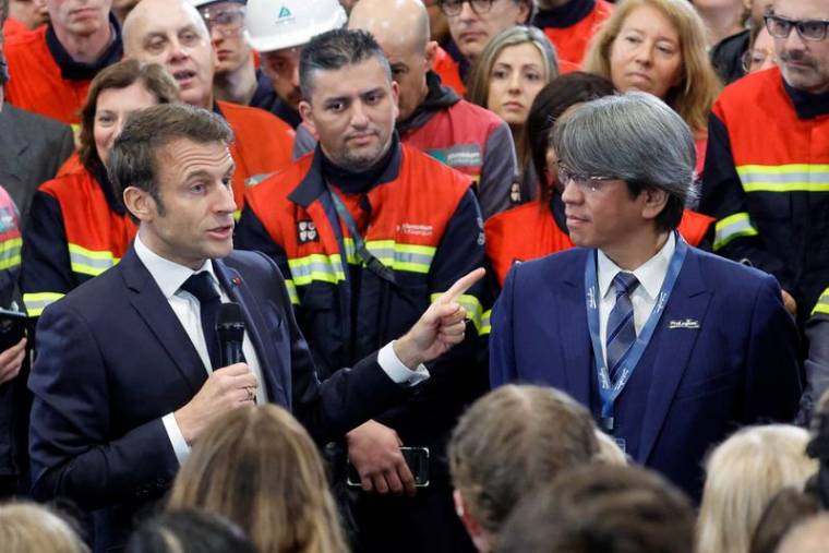 Emmanuel Macron s'adresse à des employés à côté de Vincent Yang