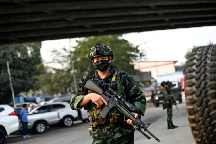 Des militaires thaïlandais en patrouille près du point de contrôle frontalier de Tak avec la Birmanie, le 11 avril 2024 à Mae Sot ( AFP / MANAN VATSYAYANA )