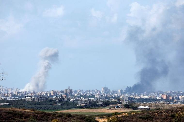 La fumée monte à Gaza après des frappes israéliennes