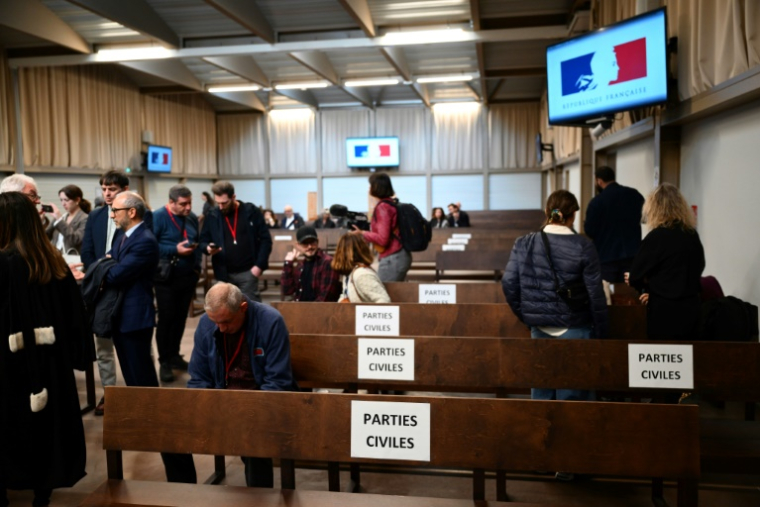 Des personnes attendent le début du procès de l'effondrement mortel en 2018 de deux immeubles de la rue d'Aubagne, au palais de justice de Marseille, le 7 novembre 2024 ( AFP / Christophe SIMON )