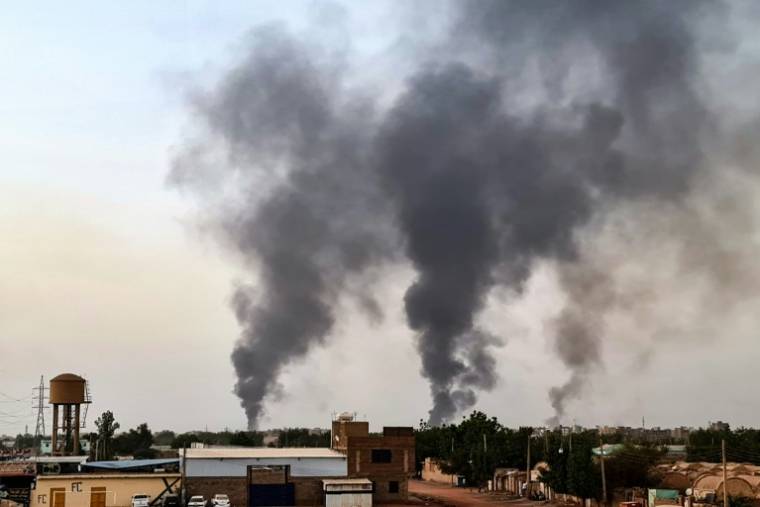 De la fumée s'élève au-dessus des bâtiments à Khartoum le 24 mai 2023 ( AFP / - )