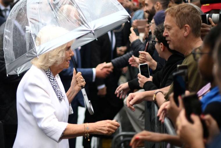 La Reine Camilla salue la foule devant la cathédrale de Notre-Dame