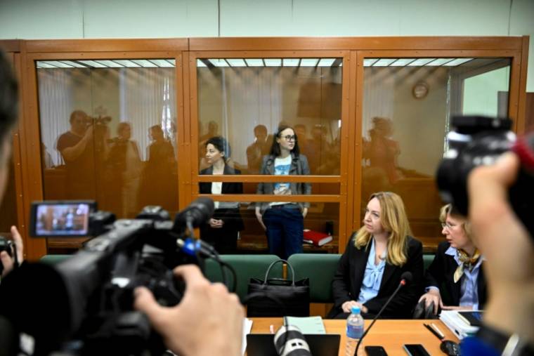 La directrice de théâtre Evguénia Berkovitch (g) et la dramaturge Svetlana Petriïtchouk comparaissent devant le tribunal de Moscou, le 20 mai 2024 ( AFP / Alexander NEMENOV )
