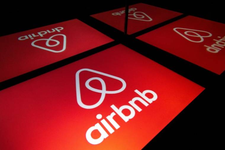 (FICHIERS) Airbnb, dont on voit ici une photo illustrative de son logo prise le 22 novembre, devrait voir sa valorisation dépasser les 40 milliards de dollars à son entrée à Wall Street jeudi (AFP / Lionel BONAVENTURE)