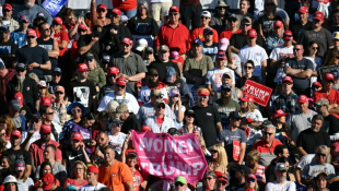 Des supporters républicains écoutent le colister de Donald Trump, J. D. Vance, à Butler, dans l'Etat américain de Pennsylvanie, le 5 octobre 2024 ( AFP / Jim WATSON )