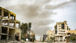 De la fumée s'élève dans le ciel après une frappe israélienne près de l'hôpital al-Chifa, dans la ville de Gaza, le 28 mars 2024, sur fond de guerre entre Israël et le mouvement islamiste palestinien Hamas ( AFP / - )