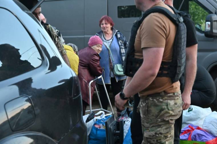 Des civils évacués de la région de Kharkiv au lendemain de l'offensive russe dans le nord-est de l'Ukraine, le 10 mai 2024 ( AFP / SERGEY BOBOK )