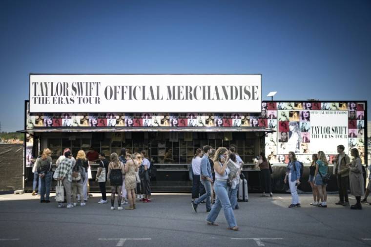 Des fans achètent des produits dérivés avant le concert de la chanteuse américaine Taylor Swift dans le cadre de sa tournée Eras Tour à Stockholm, le 17 mai 2024 en Suède ( TT News Agency / Pontus LUNDAHL )
