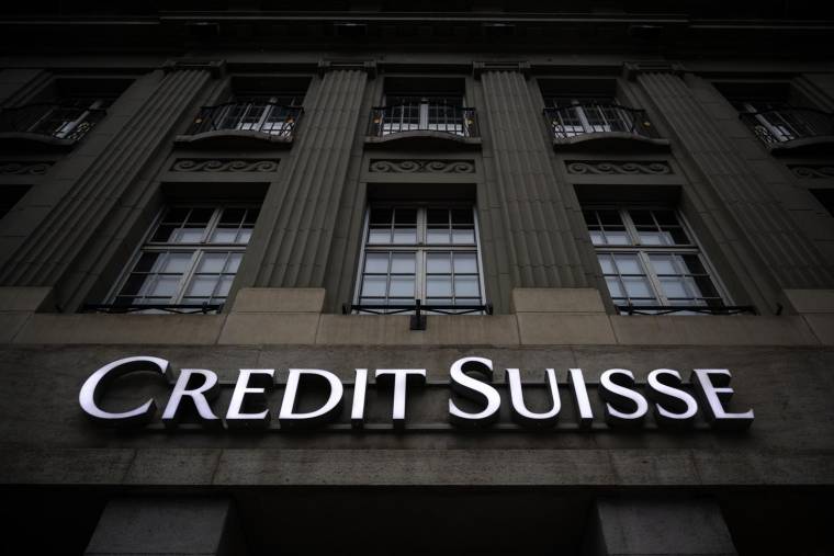 Credit Suisse a été absorbé dimanche par son grand rival helvétique UBS pour seulement 3 milliards de francs suisses et avec l'insistance des autorités suisses ( AFP / Fabrice COFFRINI )