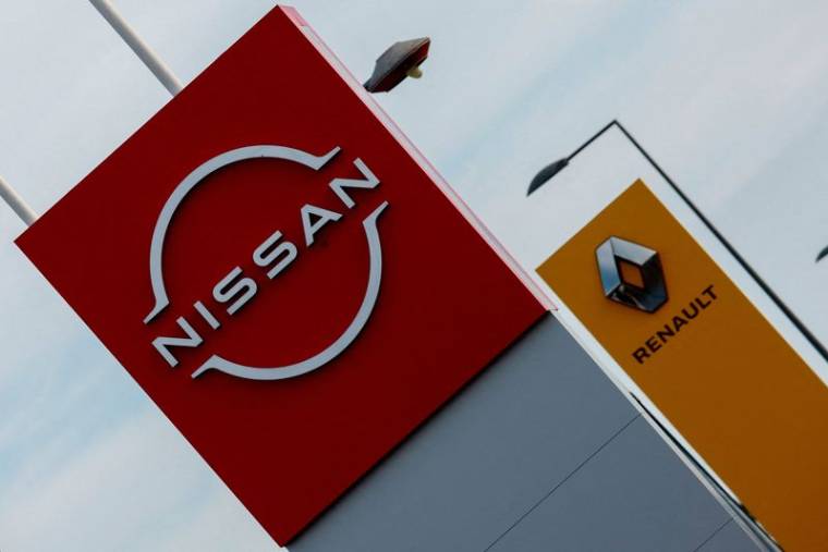 Les logos des constructeurs automobiles Renault et Nissan