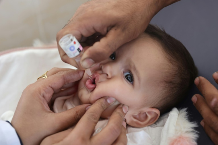 Une infirmière administre un vaccin contre la polio à un enfant dans la ville de Gaza (nord), le 2 novembre 2024 (AFP / Omar AL-QATTAA)