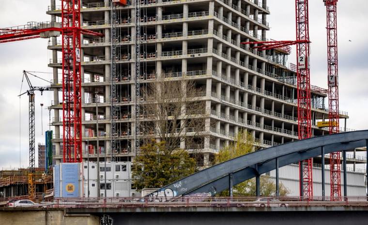 Photo prise le 16 novembre 2023 à Hambourg, dans le nord de l'Allemagne, montrant le chantier suspendu de la tour Elbtower, un projet du groupe Signa, qui devait être l'un des bâtiments les plus hauts d'Allemagne et a été interrompu fin octobre 2023.  ( AFP / AXEL HEIMKEN )