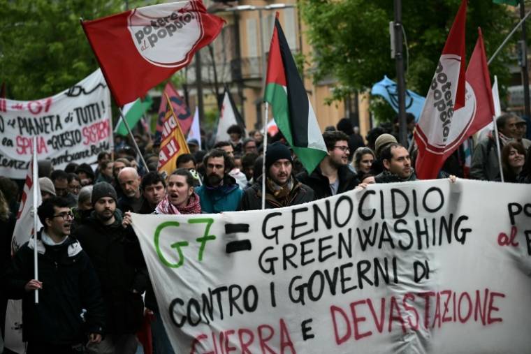 Manifestation de militants du climat le 28 avril 2024 à Venaria Reale, près de Turin, à l'occasion de la tenue du G7 Climat  ( AFP / MARCO BERTORELLO )