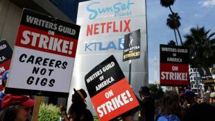 Des membres de la Writers Guild of America (WGA) en grève manifestent devant les studios Netflix, le 22 septembre 2023 à Los Angeles ( Getty / MARIO TAMA )