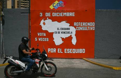 Une affiche de campagne pour un référendum  sur l'annexion de la région de l'Essequibo administrée par le Guyana voisin, le 28 novembre 2023 à Caracas, au Venezuela ( AFP / Federico PARRA )