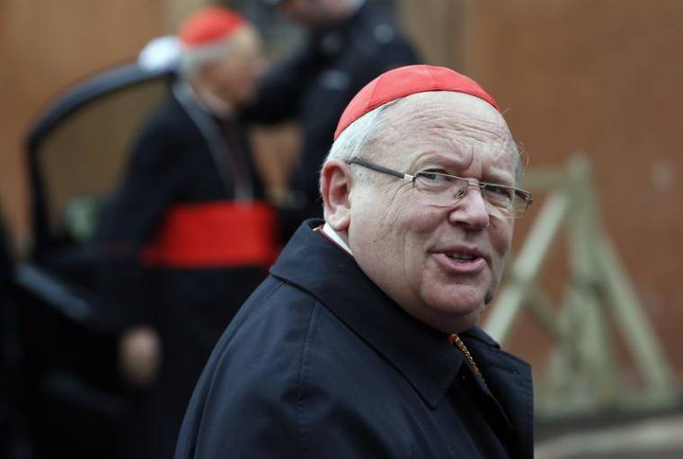 Le cardinal français Ricard arrive à une réunion dans la salle du Synode au Vatican