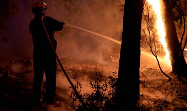 Un pompier mobilisé le 11 juin 224 sur un incendie de forêt qui s'est déclaré à Vidauban, dans le Var ( AFP / Valery HACHE )