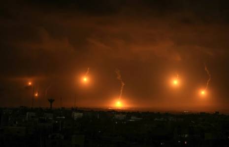 Des fusées éclairantes israéliennes illuminent le ciel au-dessus de Khan Younès, dans le sud de la bande de Gaza, après la reprise des bombardements israéliens, le 1er décembre 2023 ( AFP / SAID KHATIB )