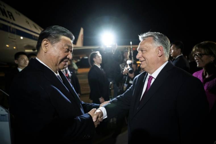Le président chinois Xi Jinping (g) accueilli par le Premier ministre hongrois Viktor Orban  à l'aéroport de Budapest, le 8 mai 2024 en Hongrie ( POOL / Vivien Cher Benko )
