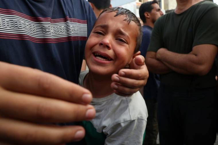 Un enfant palestinien en pleurs à l'arrivée de nouvelles victimes à l'hôpital al-Najjar à Rafah le 1er avril 2024  ( AFP / SAID KHATIB )