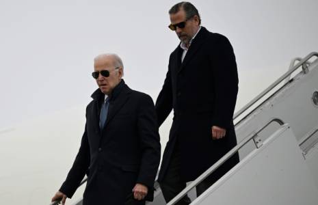 Le président américain Joe Biden, et son fils Hunter, à Syracuse, dans l'Etat de New York, le 4 février 2023 ( AFP / ANDREW CABALLERO-REYNOLDS )